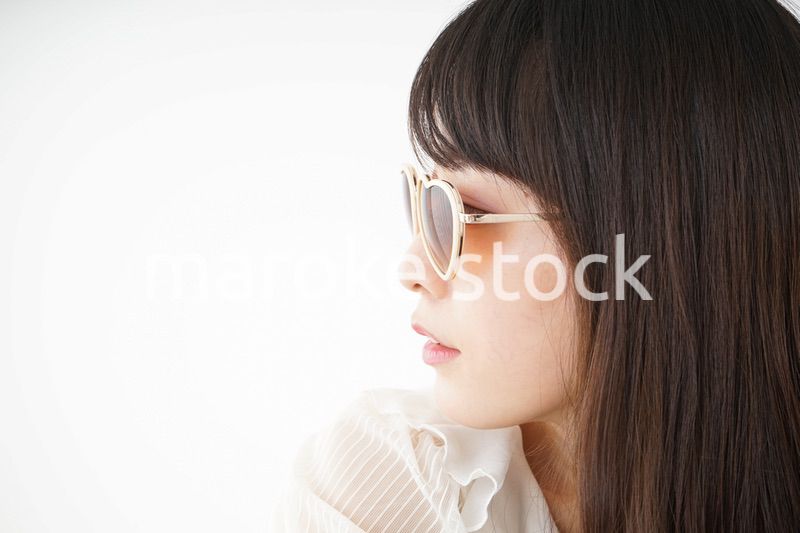 サングラスをかけた若い女性