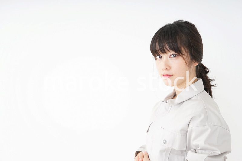 仕事をする作業服姿の女性