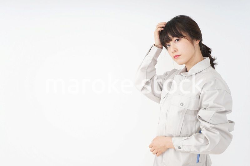 仕事をする作業服姿の女性