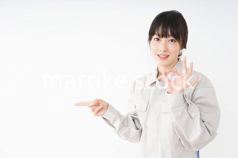 作業服で安全確認をする若い女性