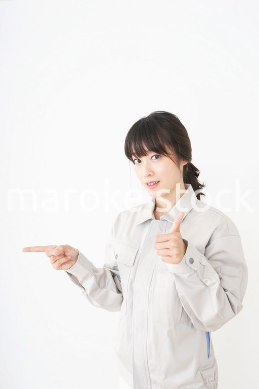 作業服で安全確認をする若い女性