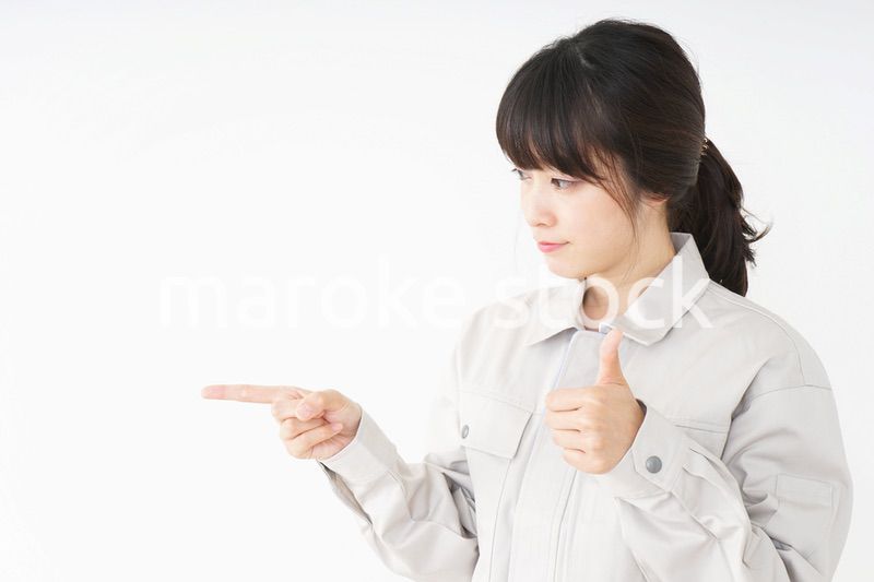 作業服で安全確認をする若い女性