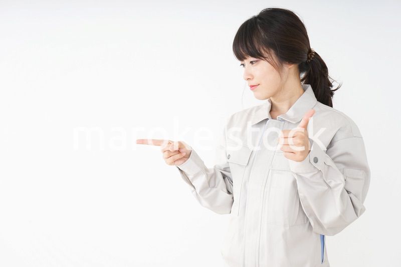 作業服で安全確認をする若い女性