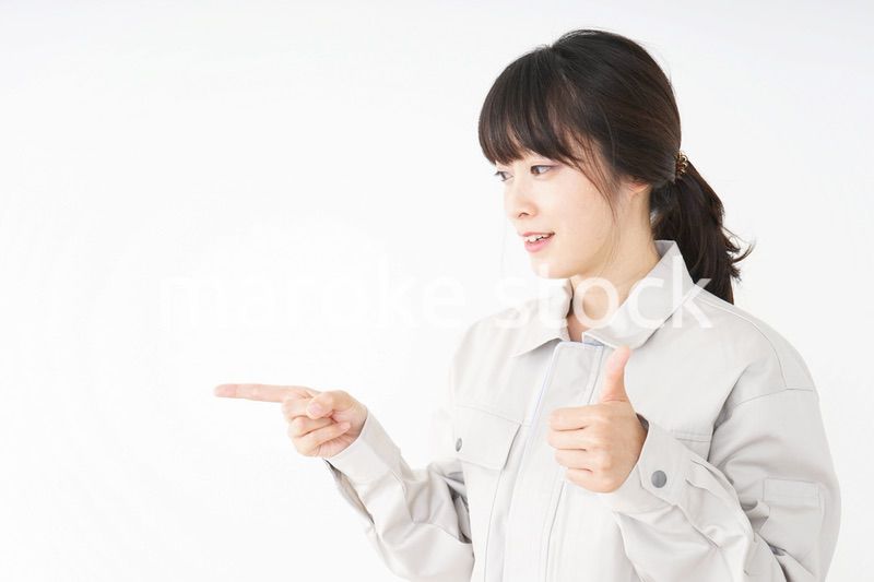 作業服で安全確認をする若い女性