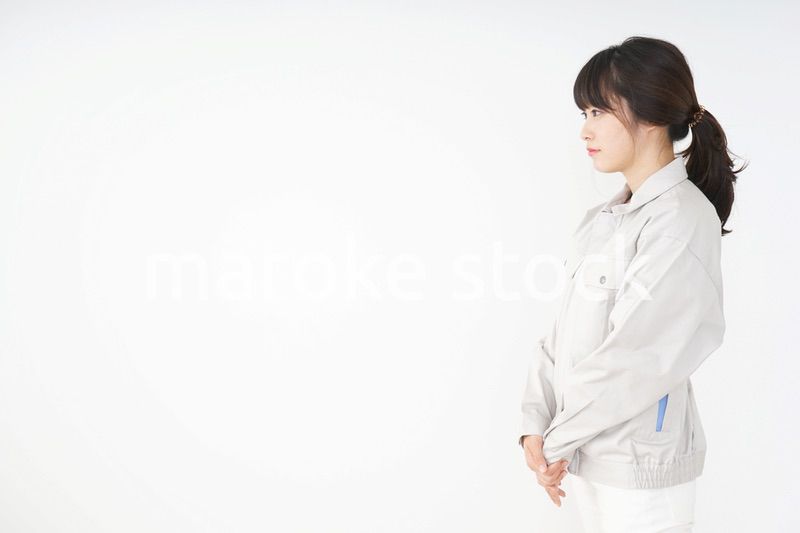 仕事をする作業服姿の女性