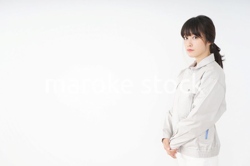 仕事をする作業服姿の女性