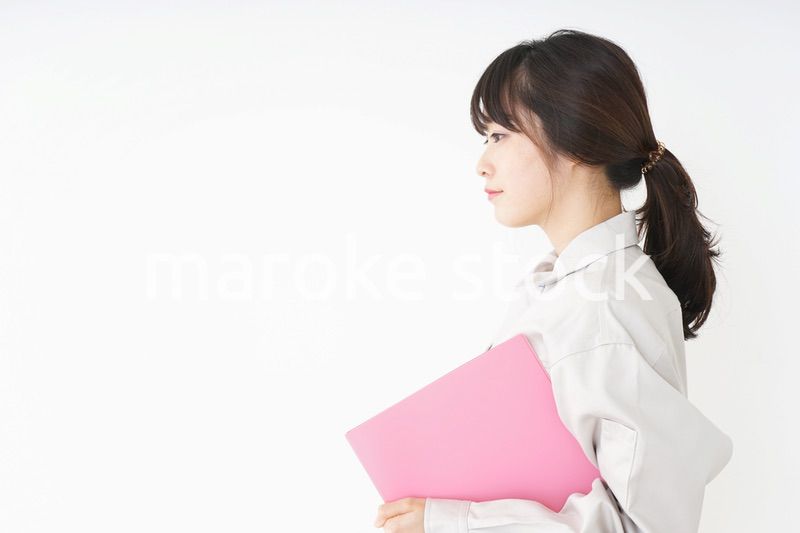 仕事をする作業服姿の女性