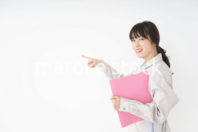 作業服で安全確認をする若い女性