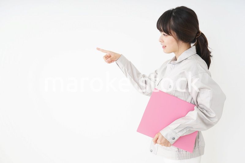 作業服で安全確認をする若い女性