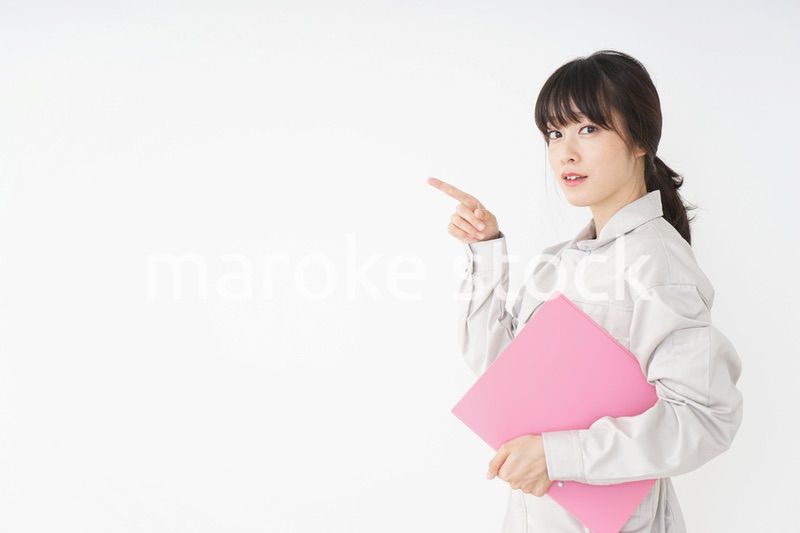 作業服で安全確認をする若い女性
