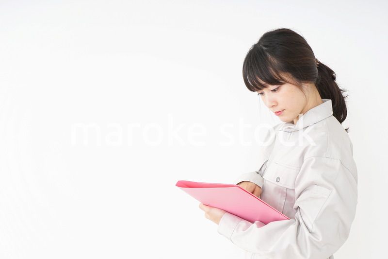 仕事をする作業服姿の女性