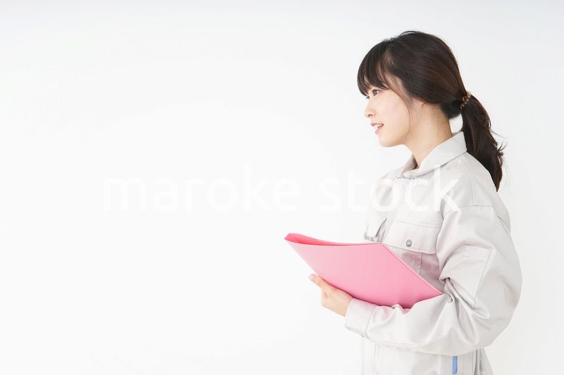 仕事をする作業服姿の女性