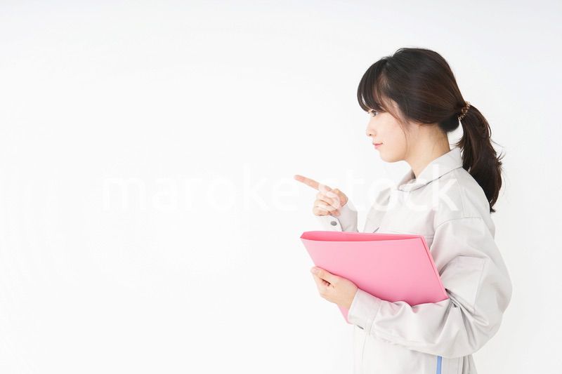作業服で安全確認をする若い女性