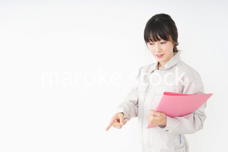 作業服で安全確認をする若い女性