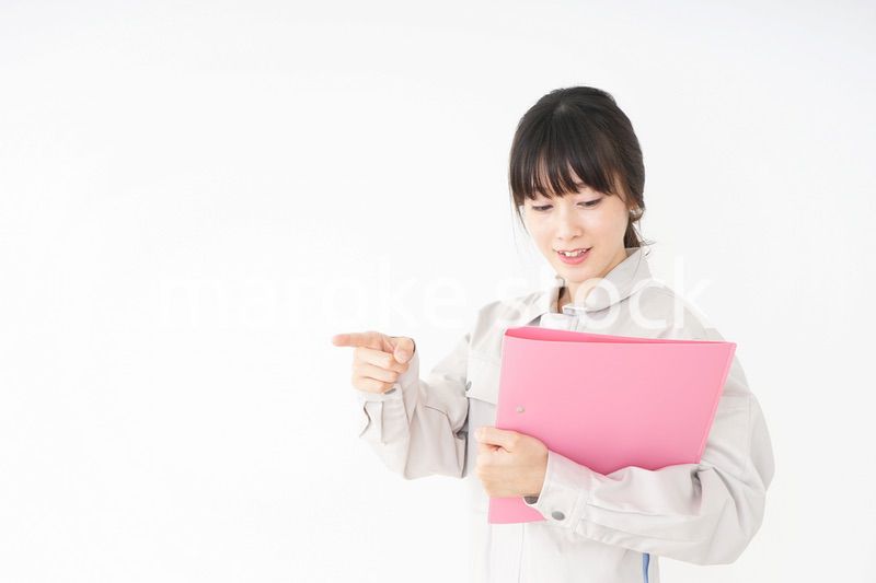 作業服で安全確認をする若い女性