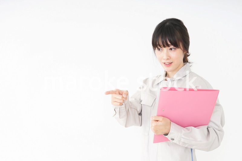 作業服で安全確認をする若い女性