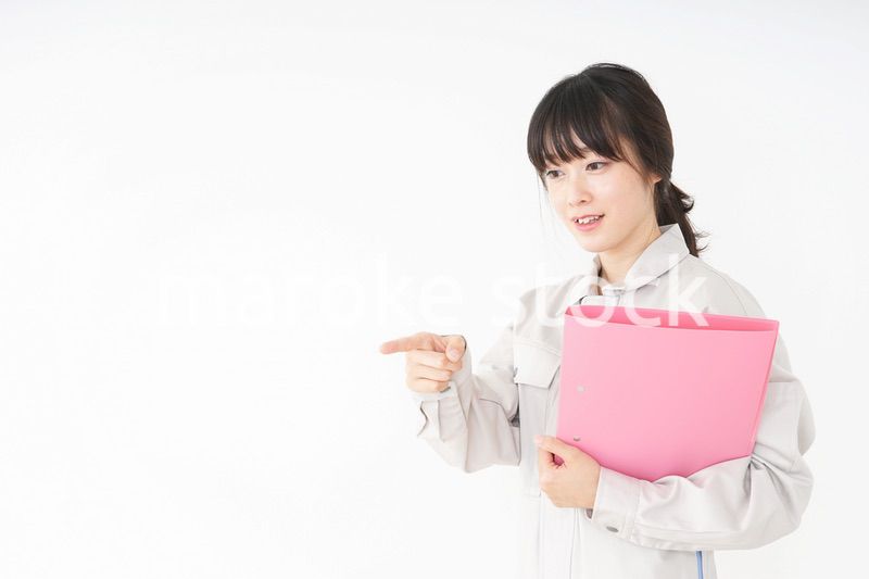 作業服で安全確認をする若い女性