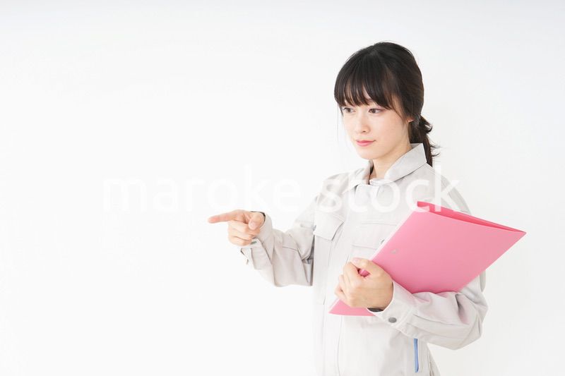作業服で安全確認をする若い女性