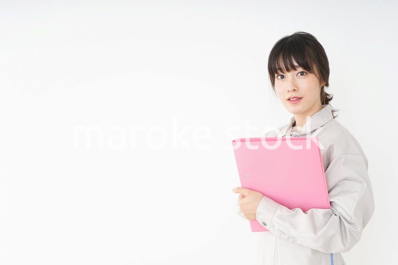 仕事をする作業服姿の女性