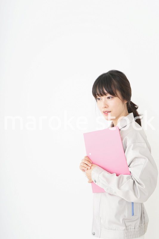 仕事をする作業服姿の女性