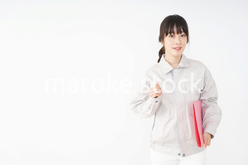 仕事をする作業服姿の女性