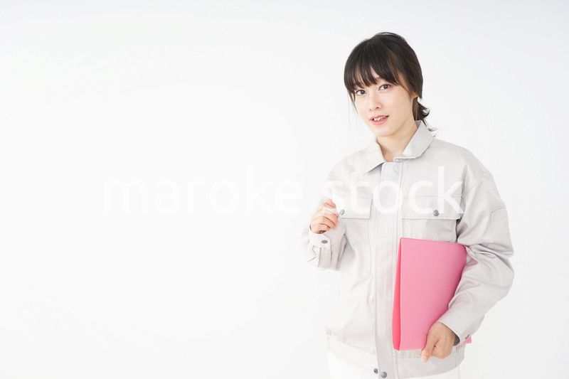 仕事をする作業服姿の女性
