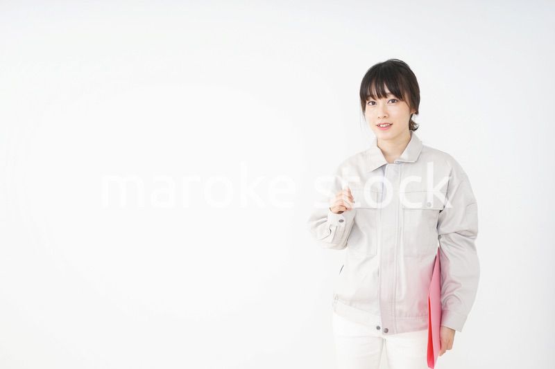 仕事をする作業服姿の女性