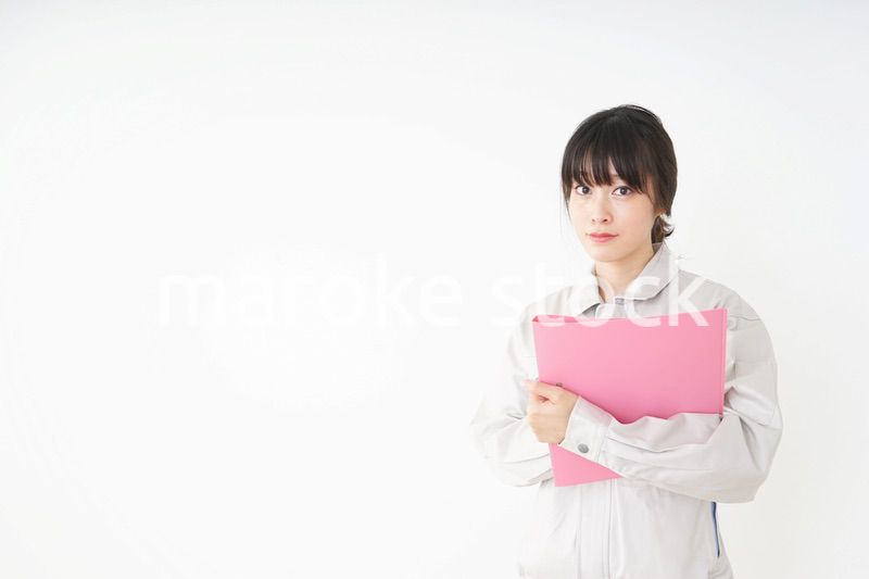 仕事をする作業服姿の女性