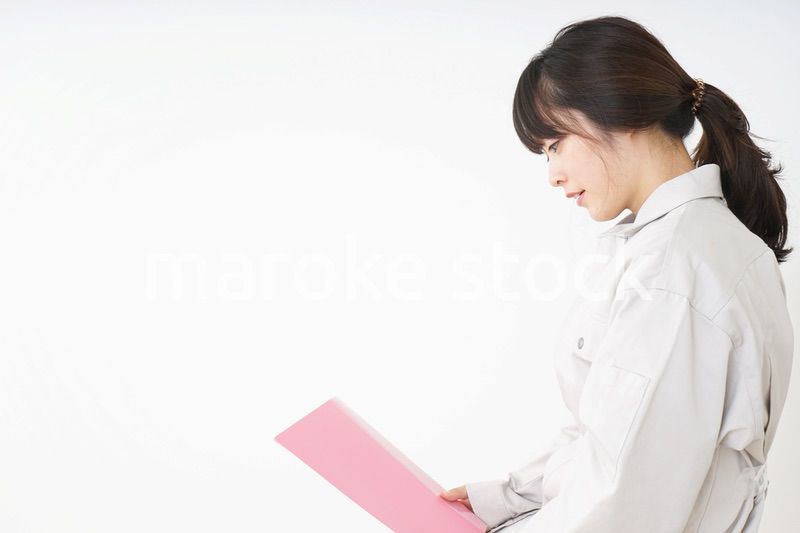 仕事をする作業服姿の女性