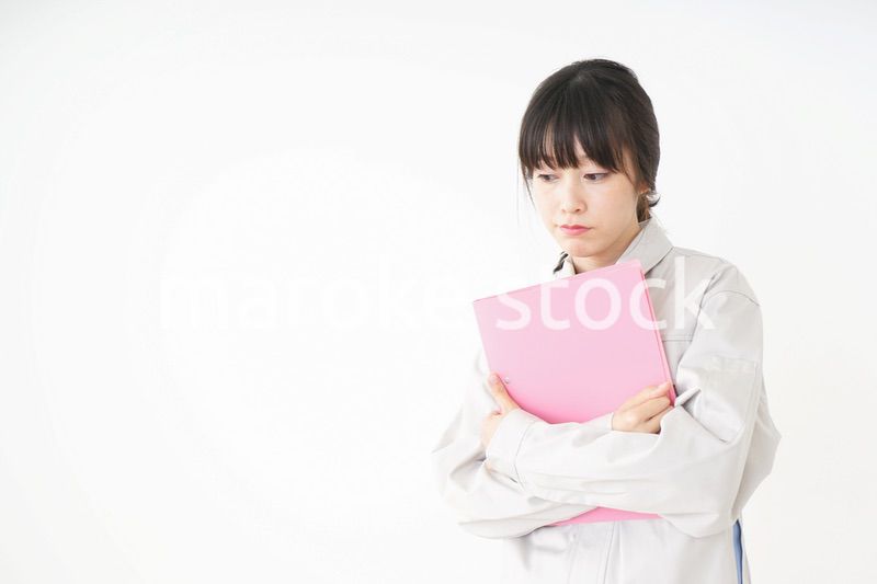 仕事をする作業服姿の女性