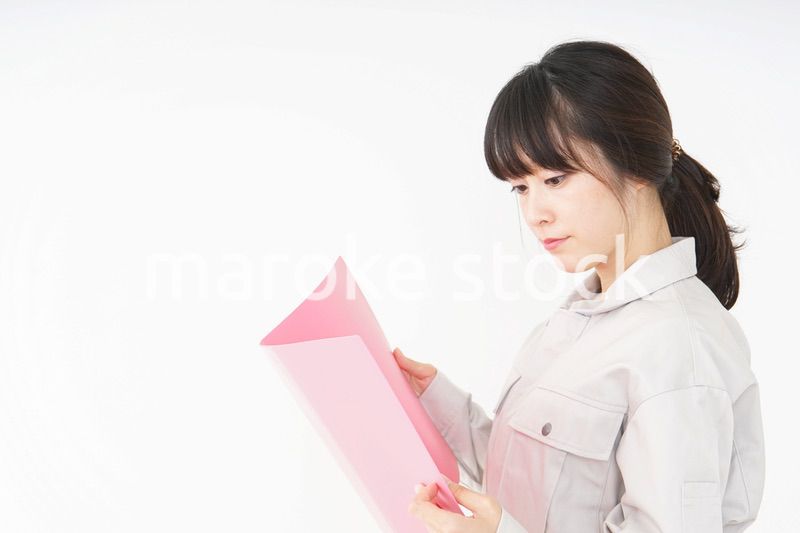 仕事をする作業服姿の女性