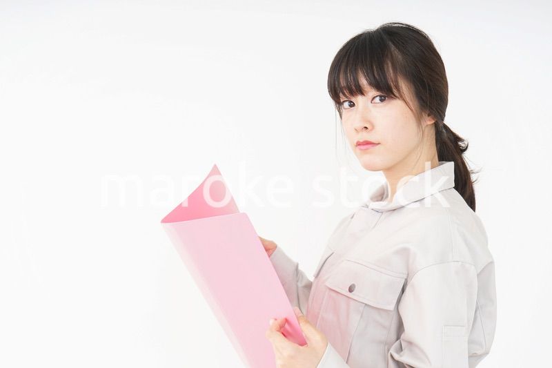 仕事をする作業服姿の女性