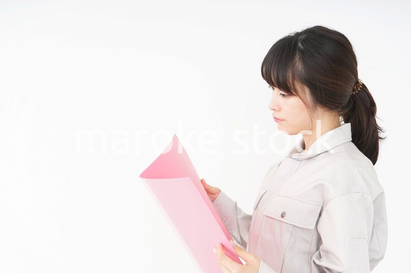 仕事をする作業服姿の女性