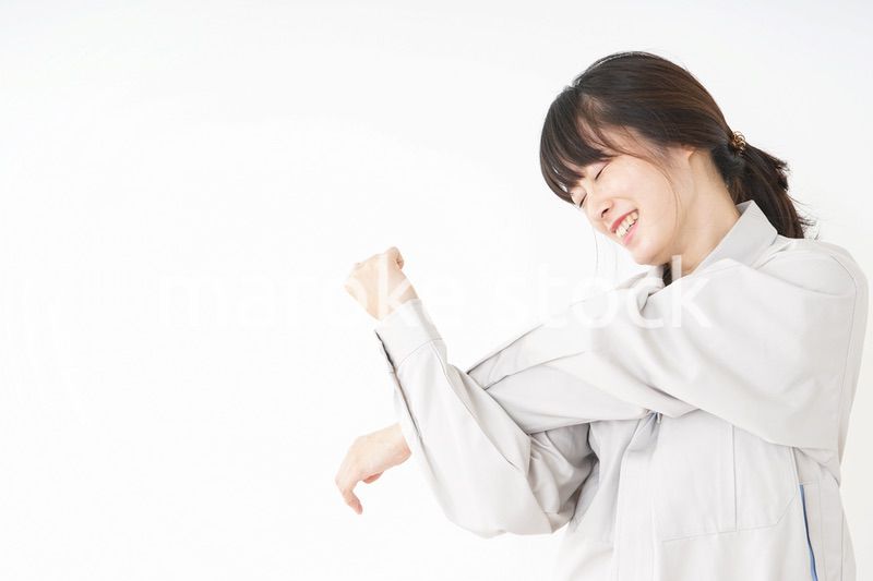 仕事をする作業服姿の女性