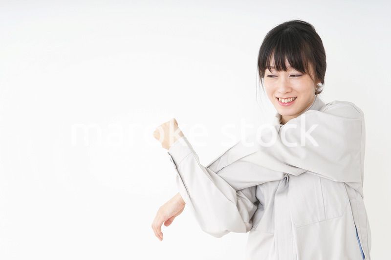 仕事をする作業服姿の女性