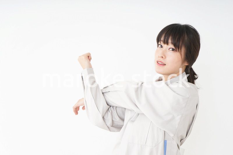 仕事をする作業服姿の女性