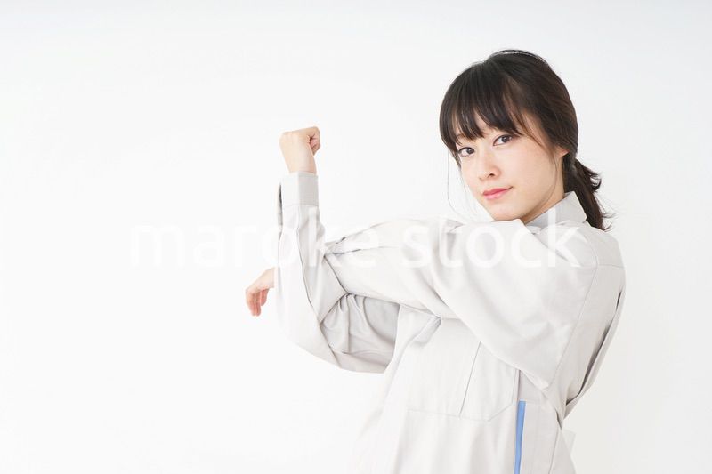 仕事をする作業服姿の女性