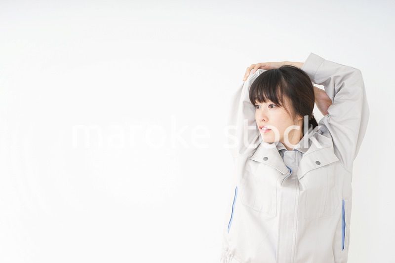 仕事をする作業服姿の女性