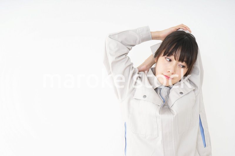 仕事をする作業服姿の女性