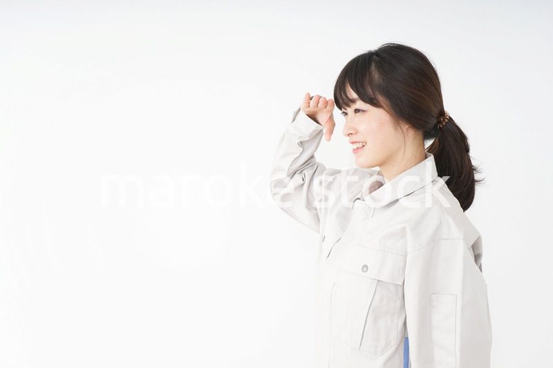 仕事をする作業服姿の女性
