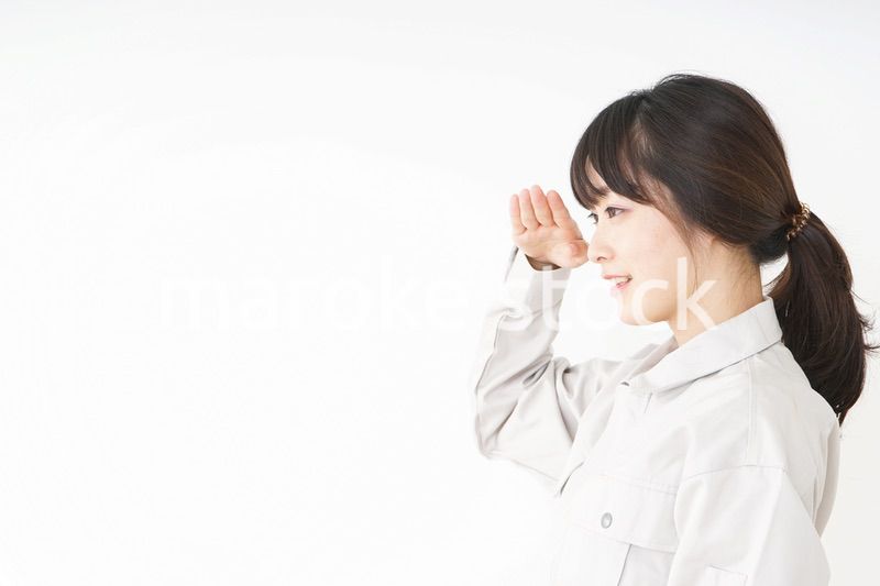 仕事をする作業服姿の女性