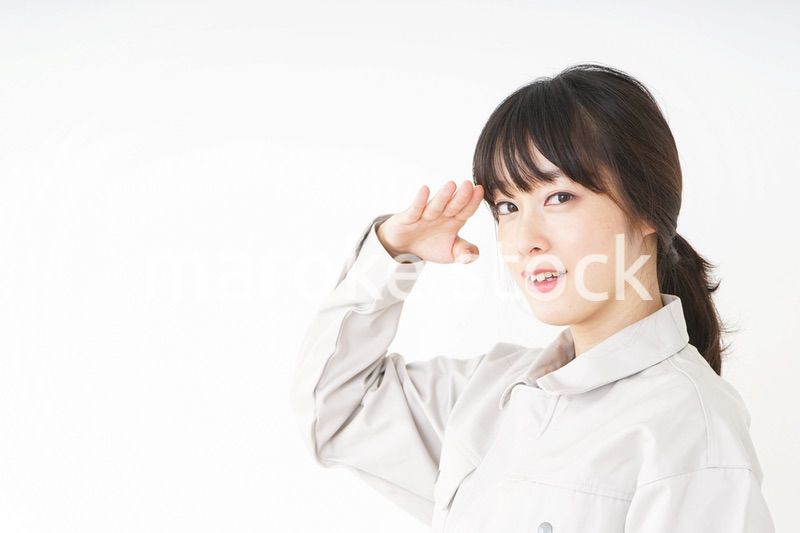 仕事をする作業服姿の女性