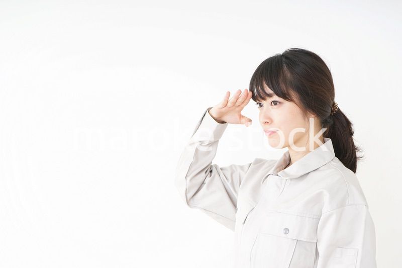 仕事をする作業服姿の女性
