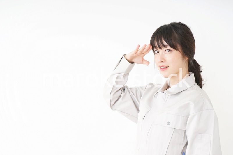 仕事をする作業服姿の女性