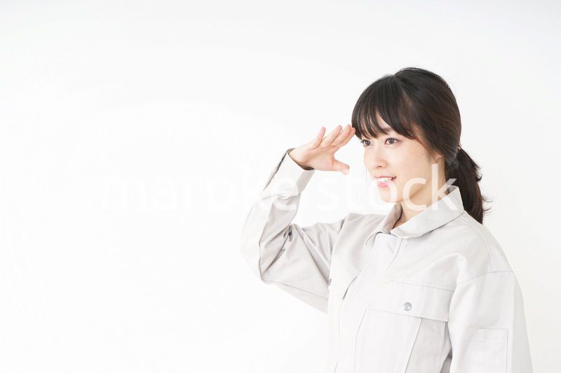 仕事をする作業服姿の女性