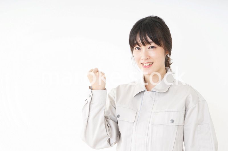 仕事をする作業服姿の女性