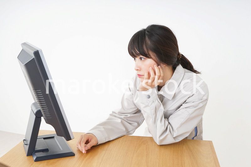 仕事をする作業服姿の女性