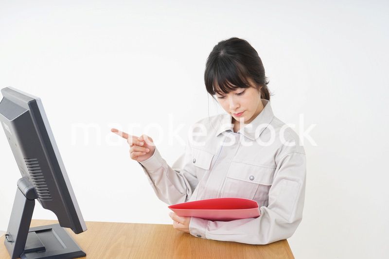作業服で安全確認をする若い女性