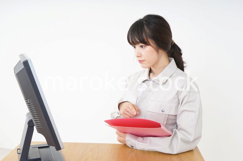 仕事をする作業服姿の女性