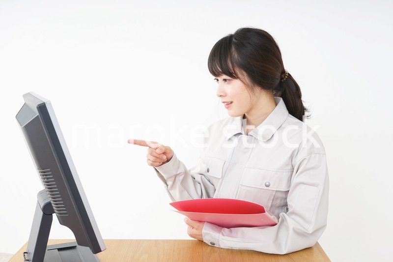 作業服で安全確認をする若い女性